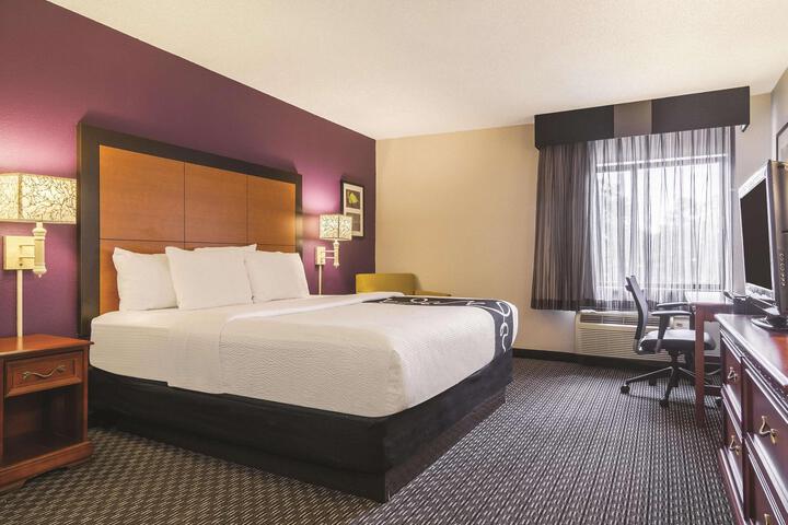 1 King Bed (6 of 14)