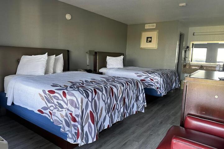 2 Queen Beds (2 of 4)