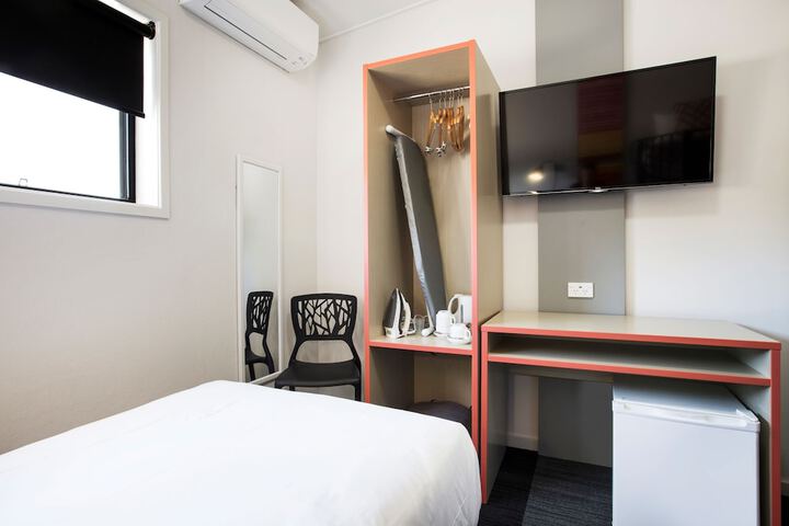 Room 13 of 38