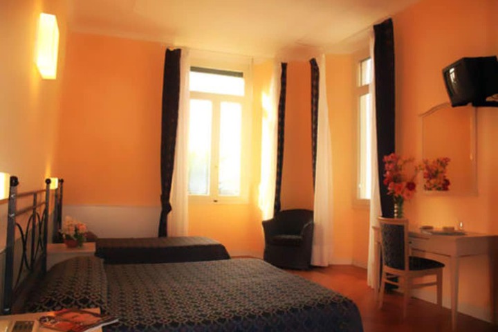 Room 9 of 42