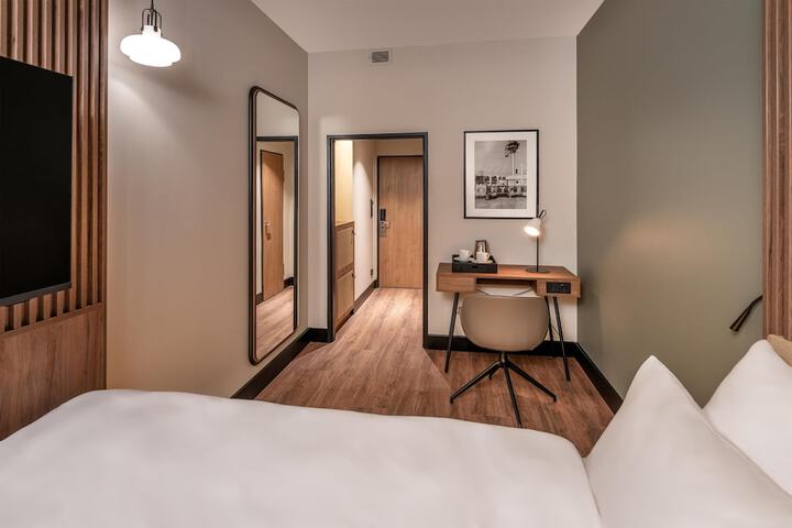 Room 12 of 32