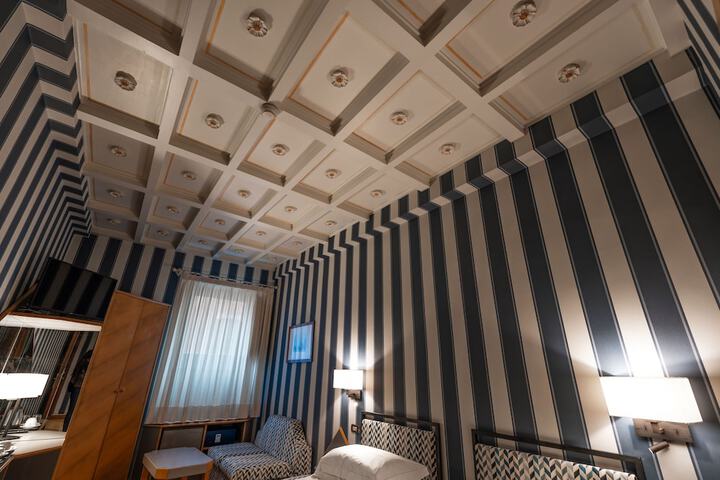 Room 28 of 76