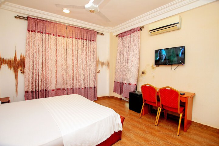 Room 9 of 28