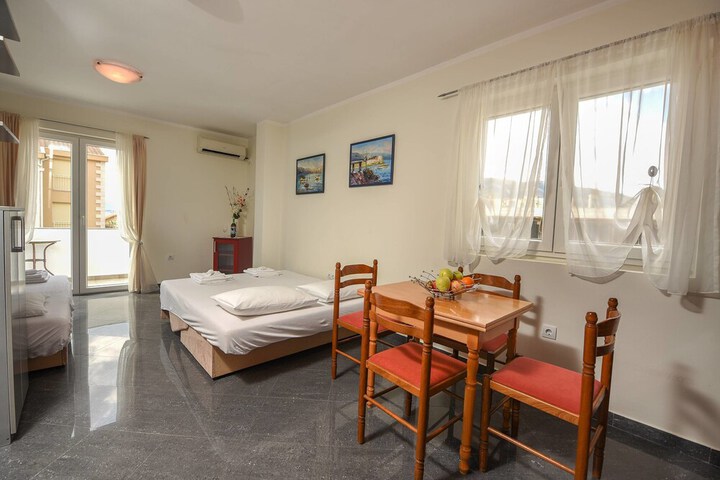 Room 32 of 67