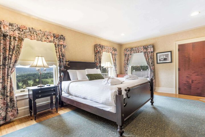 1 King Bed Accessible (36 of 37)