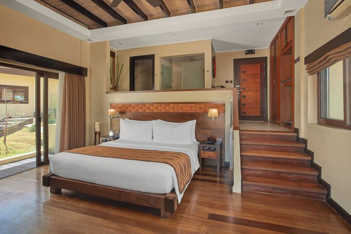 Room 8 of 100