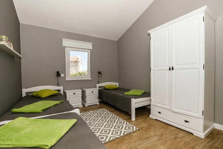 Room 3 of 20