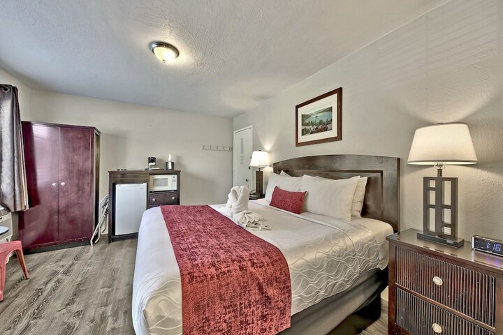 1 King Bed (12 of 28)