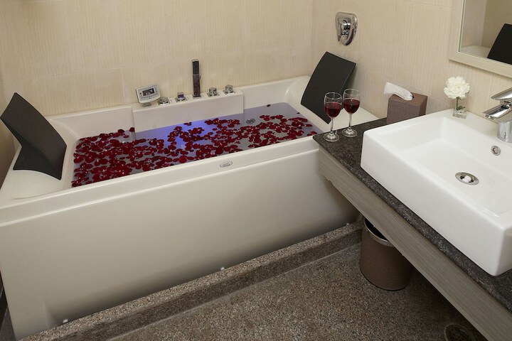 Hot Tub 16 of 41
