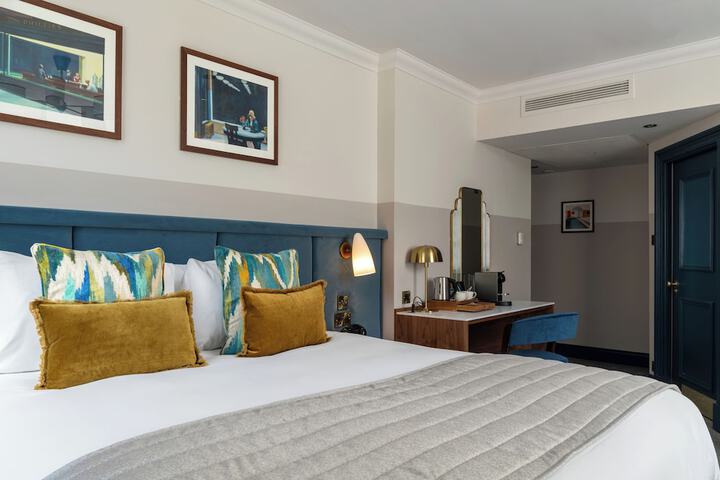 Room 42 of 143