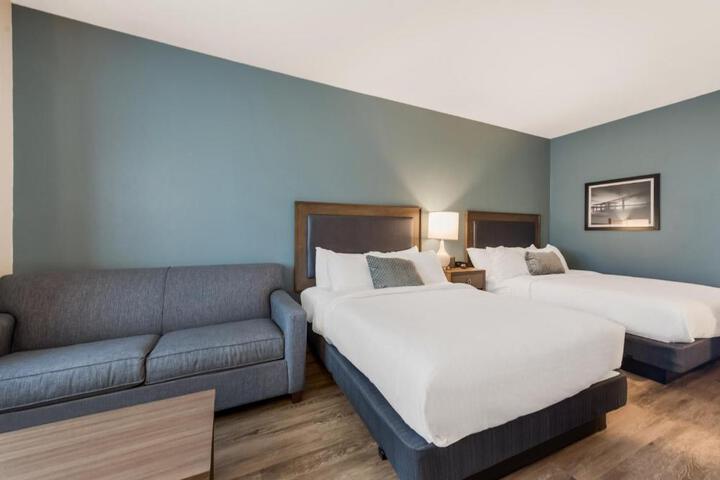 2 Queen Beds Sofa Bed Flat Screen Television Refrigerator High Speed Internet Accessible Full Breakfast (6 of 10)