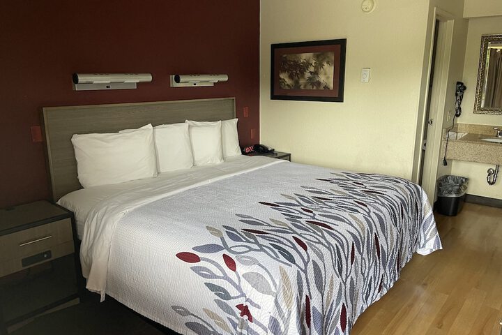 1 King Bed (5 of 17)