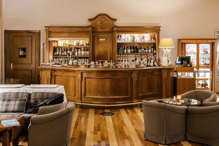 Lounge 50 of 62