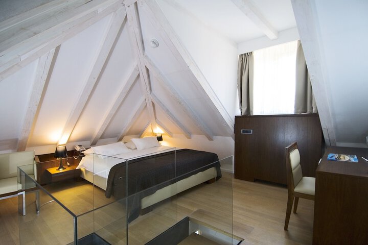 Room 5 of 65