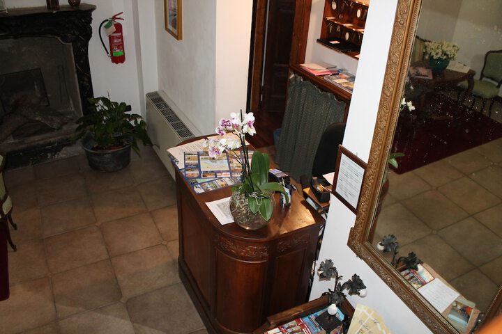 Check-in/check-out kiosk