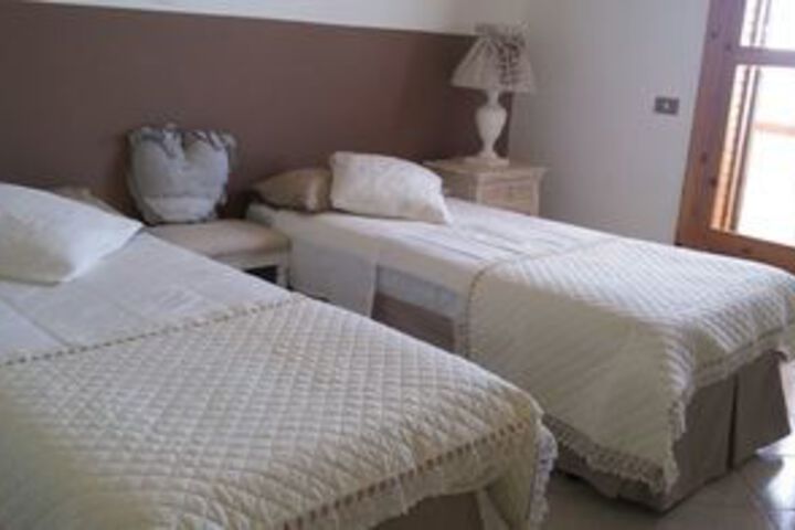 Room 17 of 27