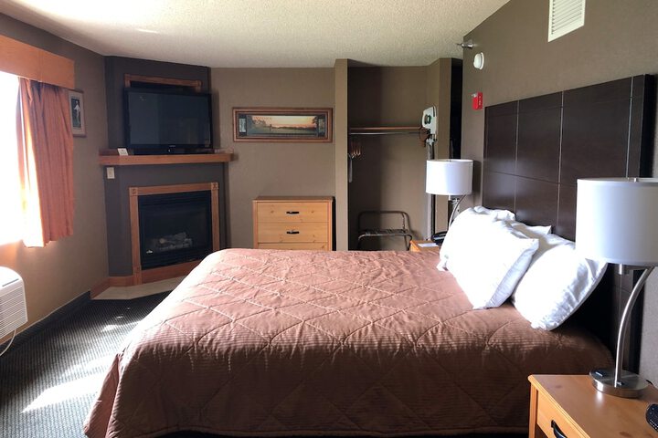 Guest Room King Bed (16 of 22)