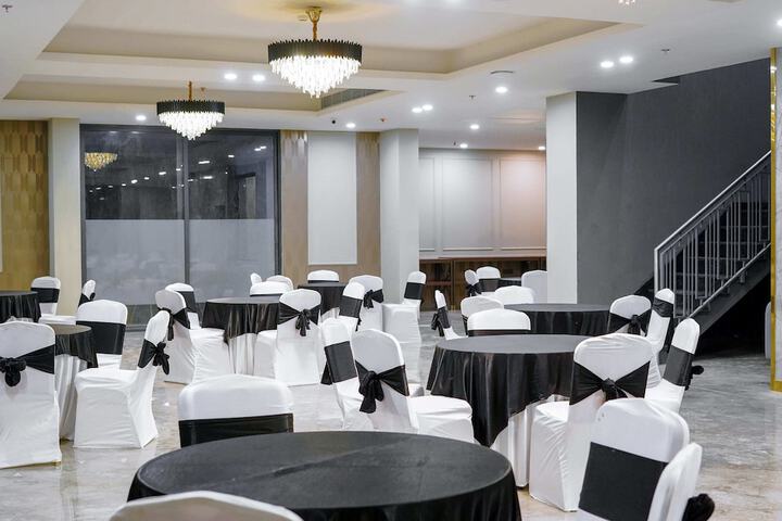 Ballroom/Hall 55 of 73