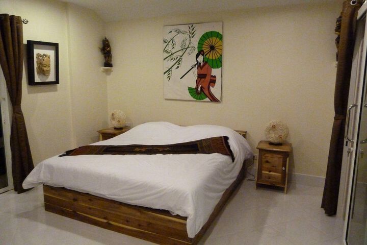 Room 2 of 33