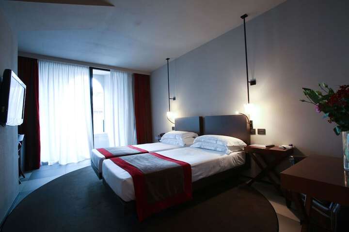 Room 8 of 93