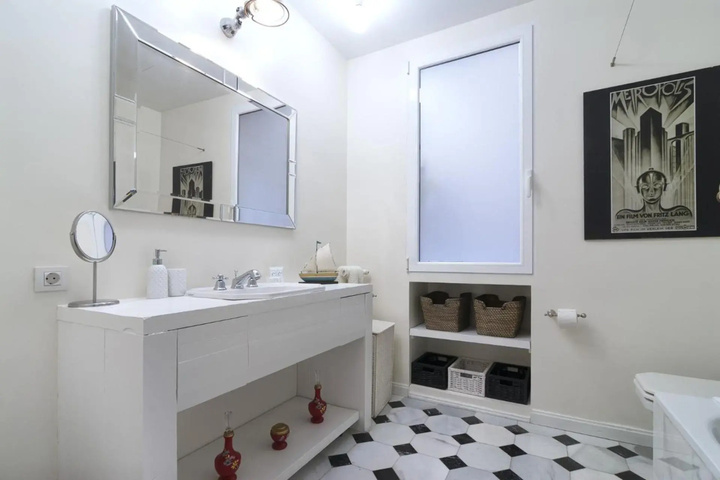 Room 6 of 12