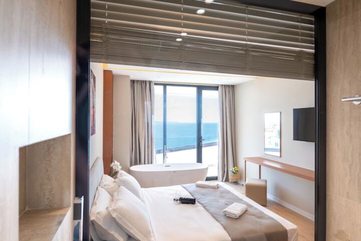Room 5 of 76