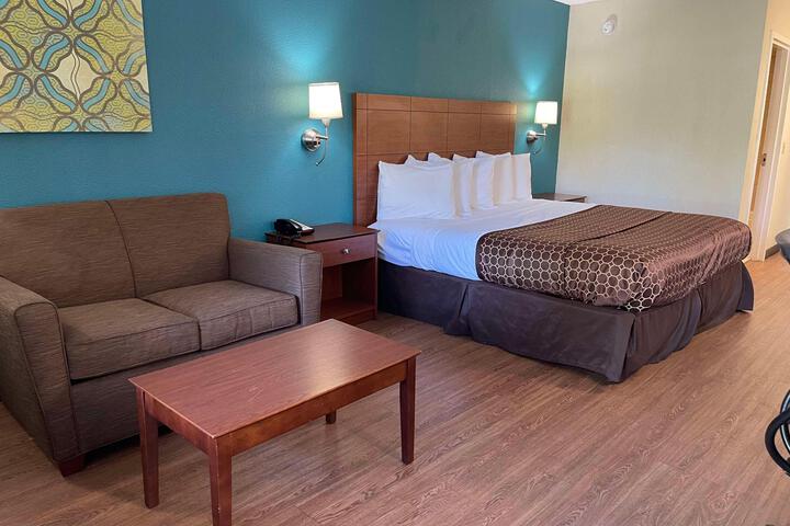 1 King Bed - Wireless High Speed Internet, Microwave and Refrigerator, Coffee Maker Iro (5 of 10)