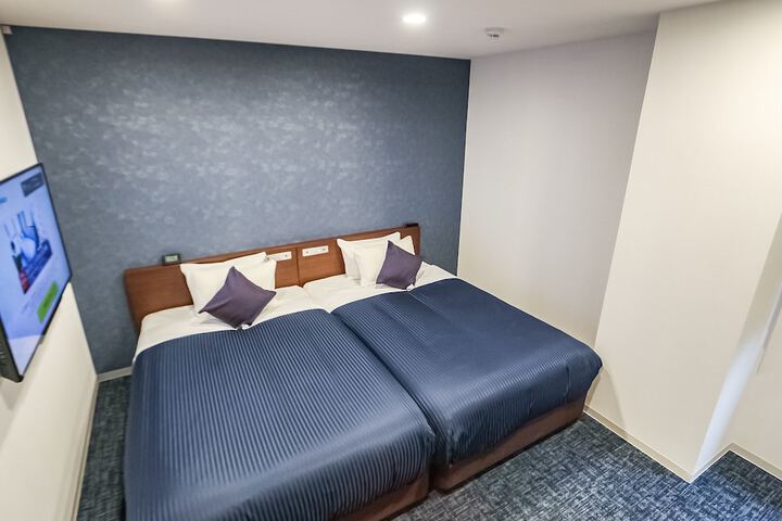 Room 7 of 16