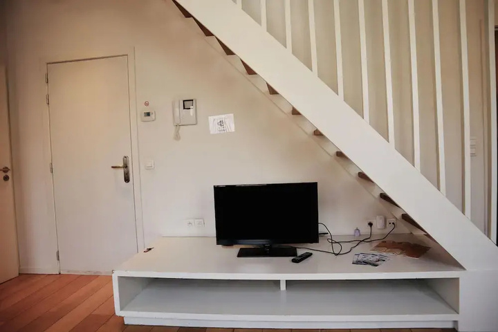 Room 4 of 9