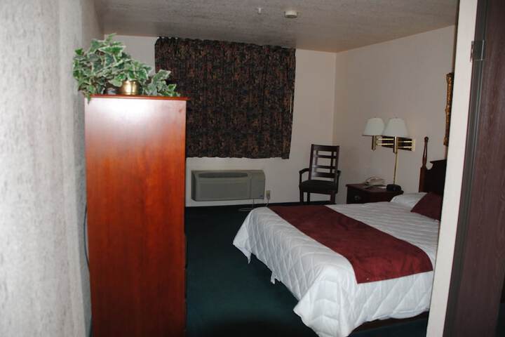 1 Queen Bed (5 of 18)