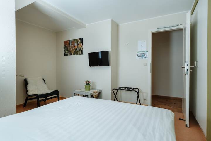 Room 11 of 33
