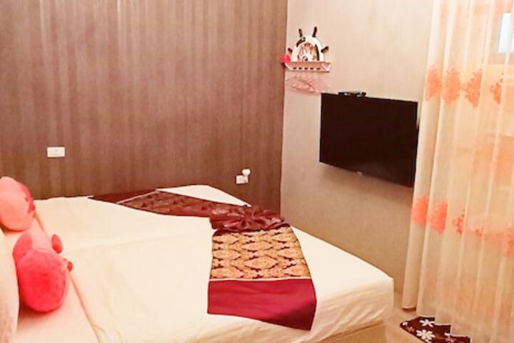 Room 8 of 28