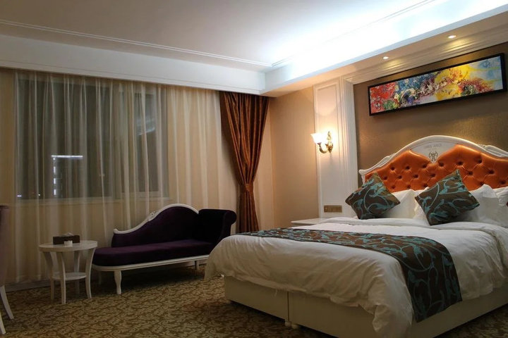 Room 4 of 9