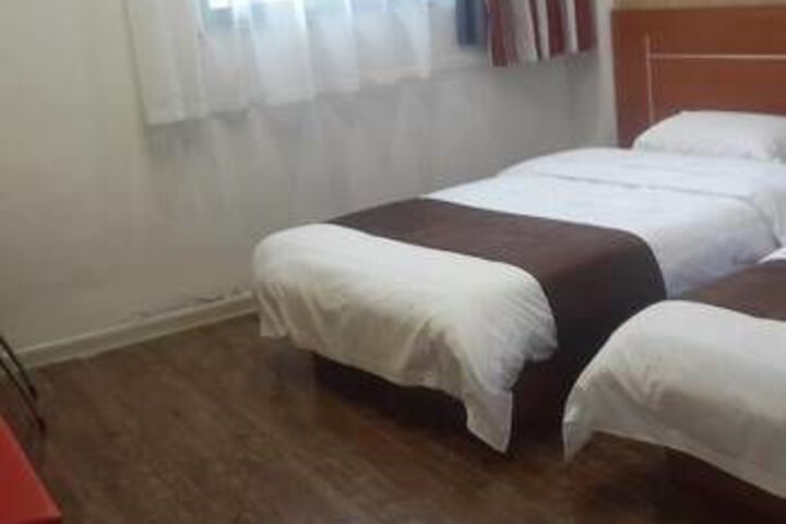 Room 4 of 8