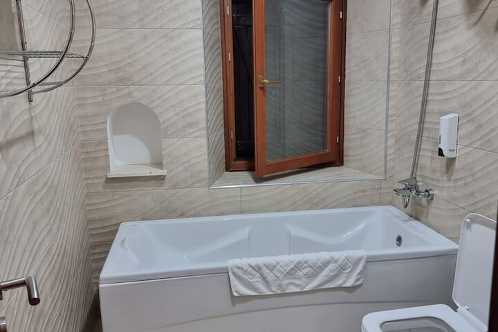 Room 169 of 263