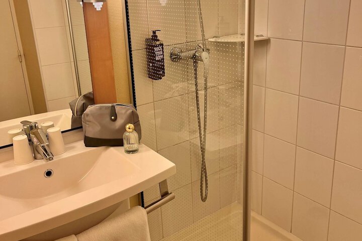 Room 8 of 34