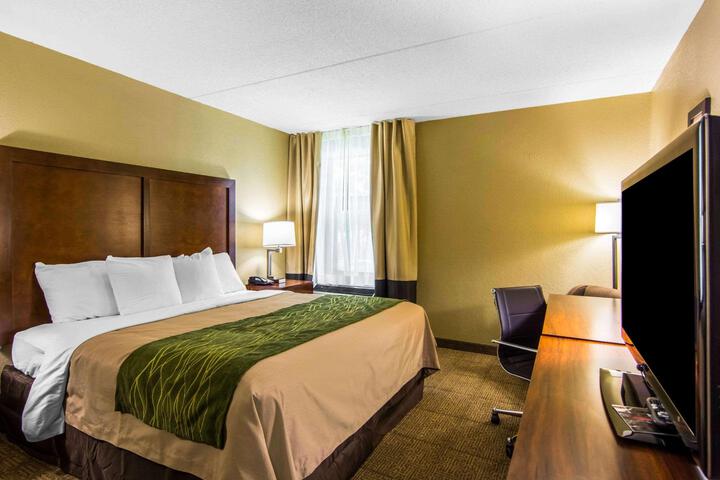 1 King Bed (2 of 12)