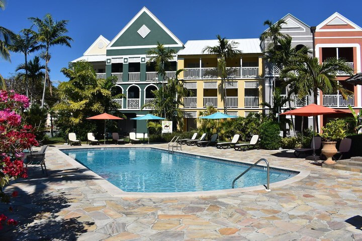 Hotel Pool