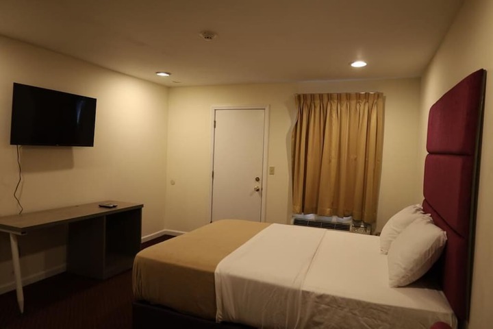 Room 7 of 8