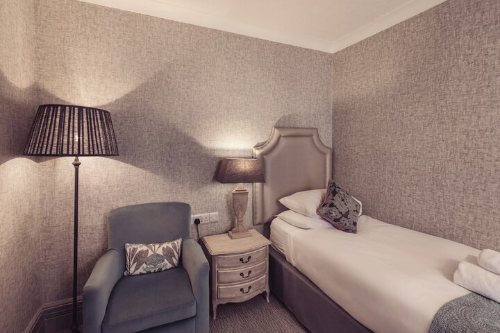 Room 27 of 104