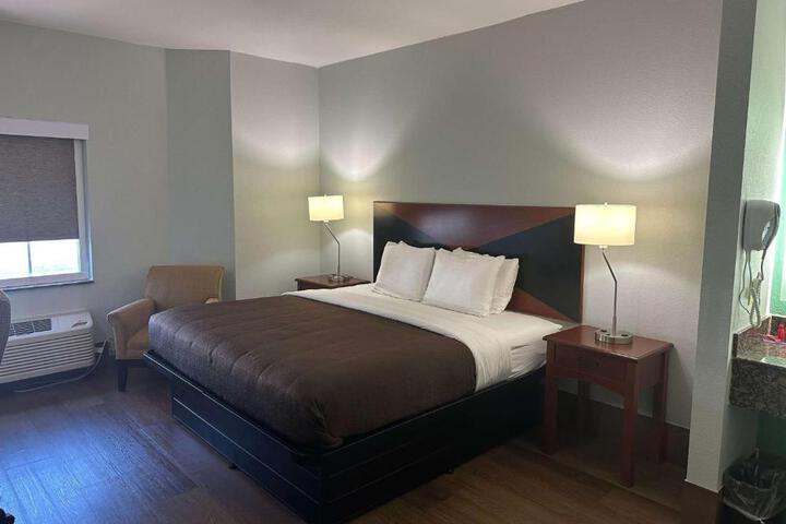 1 King Bed (5 of 6)