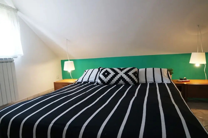 Room 4 of 16