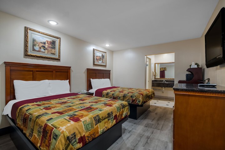 1 Queen Bed (2 of 6)