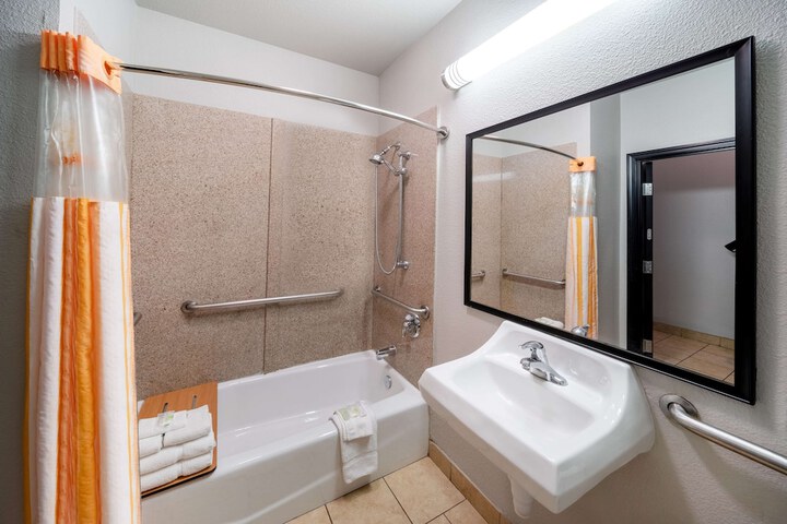 2 Queen Beds Accessible (12 of 12)