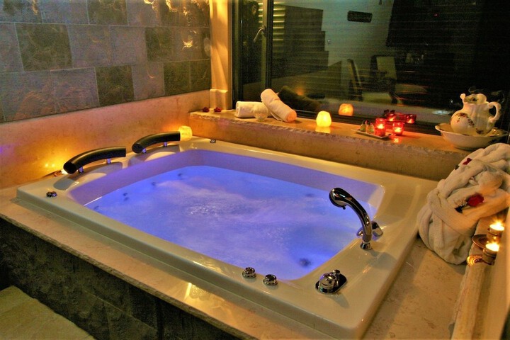 Hot Tub 20 of 40
