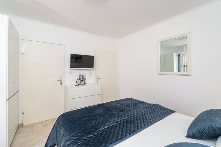 Room 5 of 64
