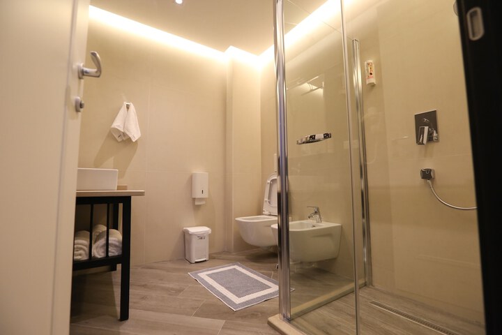 Room 33 of 47