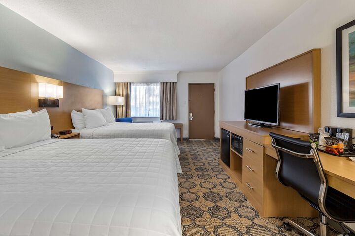 2 Queen Accessible Roll in Shower Microwave, Refrigerator WiFi Full Breakfast (9 of 25)
