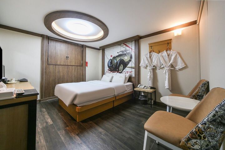 Room 12 of 28