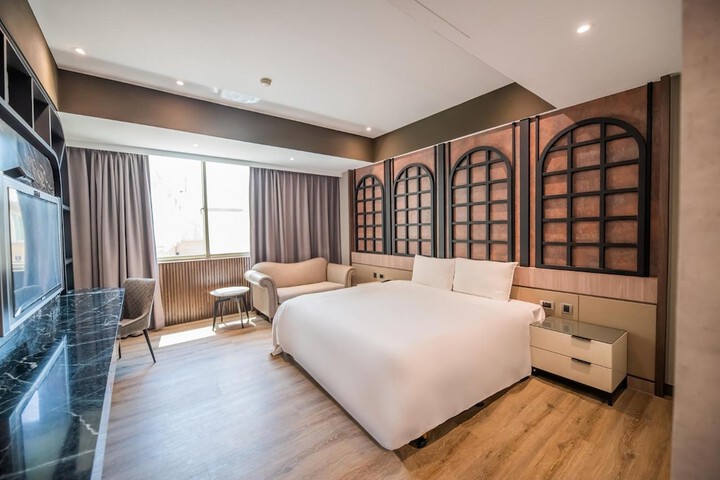 Room 9 of 28